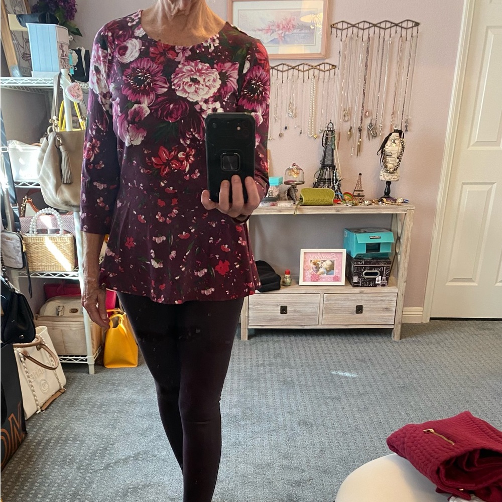 Isaac Mizrahi, floral, peplum top with 3/4 sleeves. Size XS - Picture 2 of 8